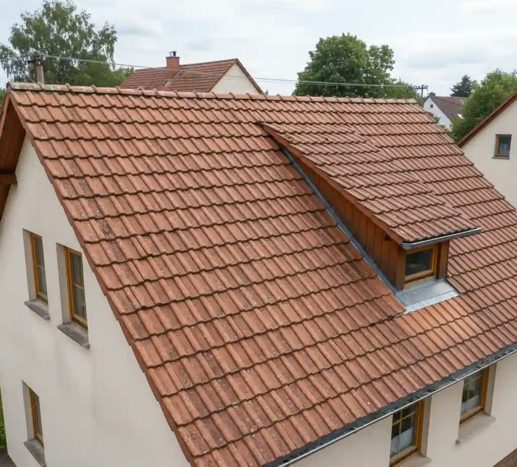dach-domu-pokryty-dachowka-ceramiczna Jakie wybrać materiały budowlane na dach domu?